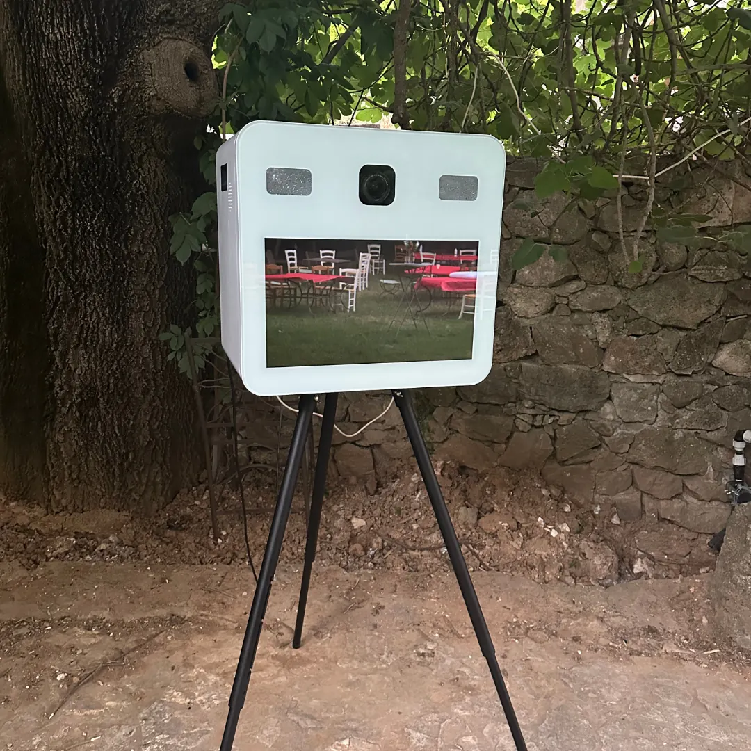 Photobooth EGC Events installé en extérieur devant un mur en pierre
