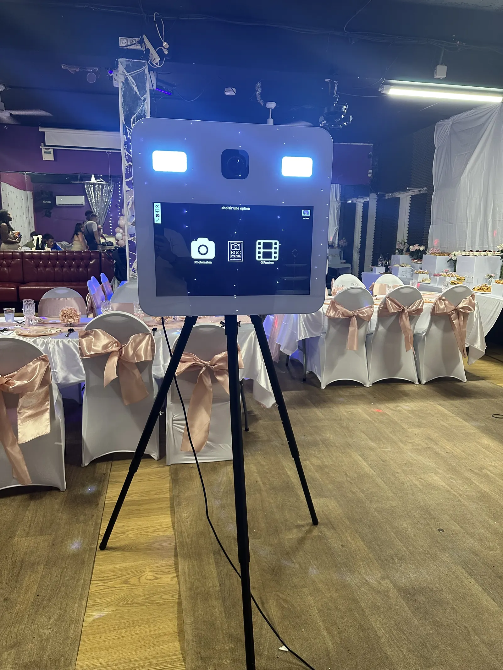 Écran d'accueil du photobooth dans une salle de réception