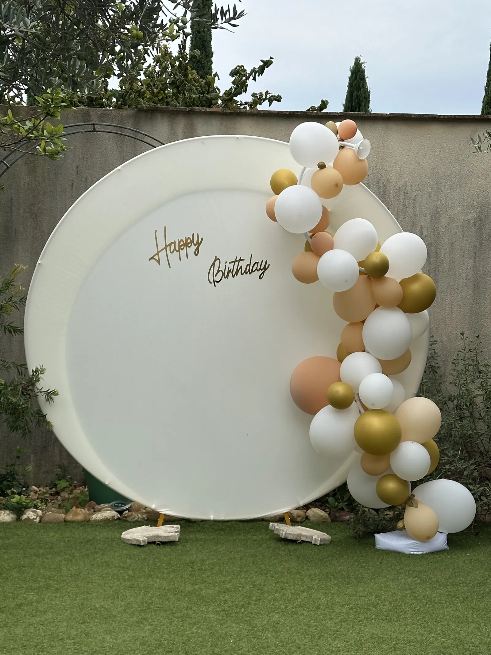 Fond photobooth Happy Birthday installé dans un jardin