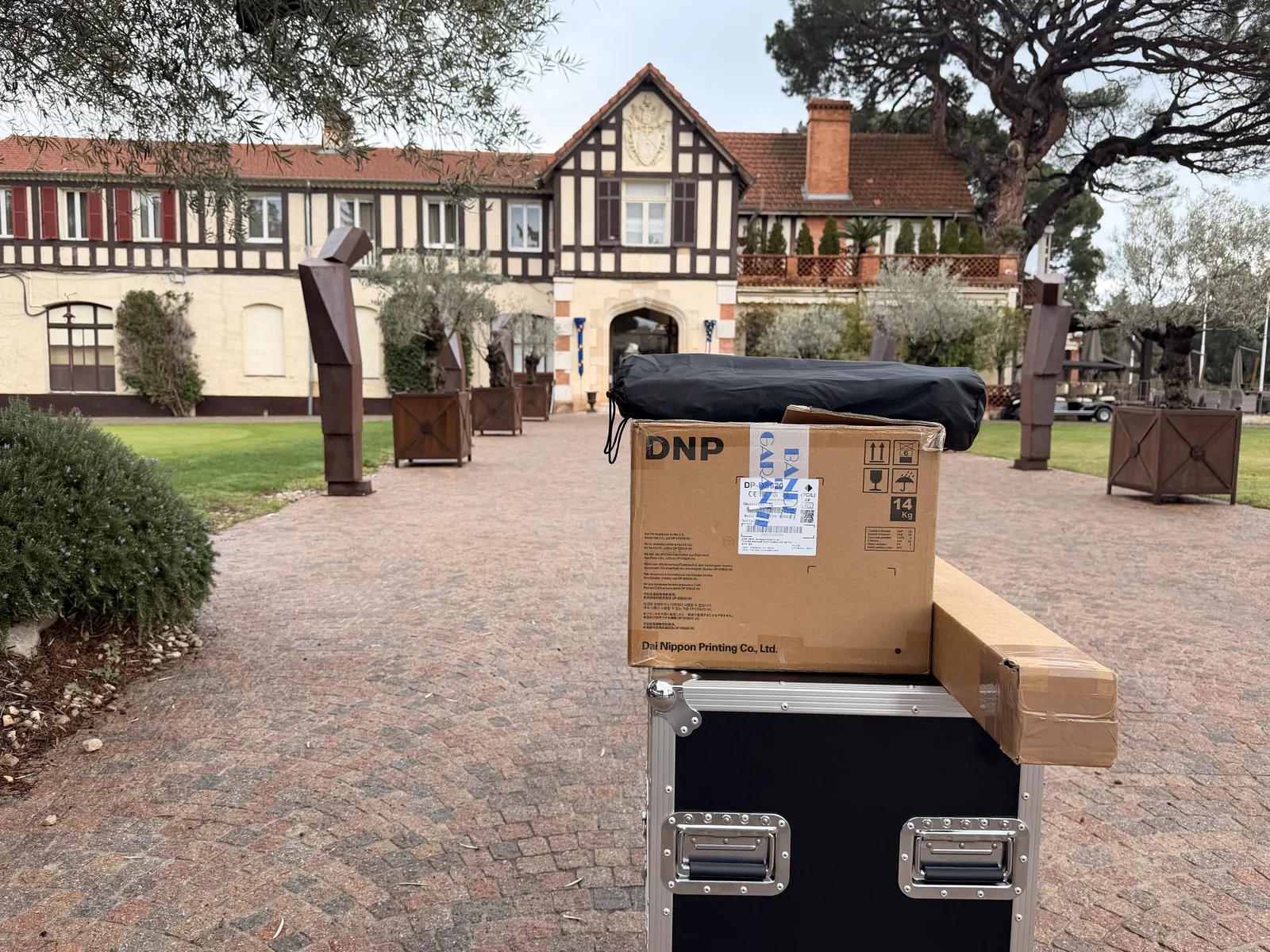 Matériel d'impression du photobooth devant un château