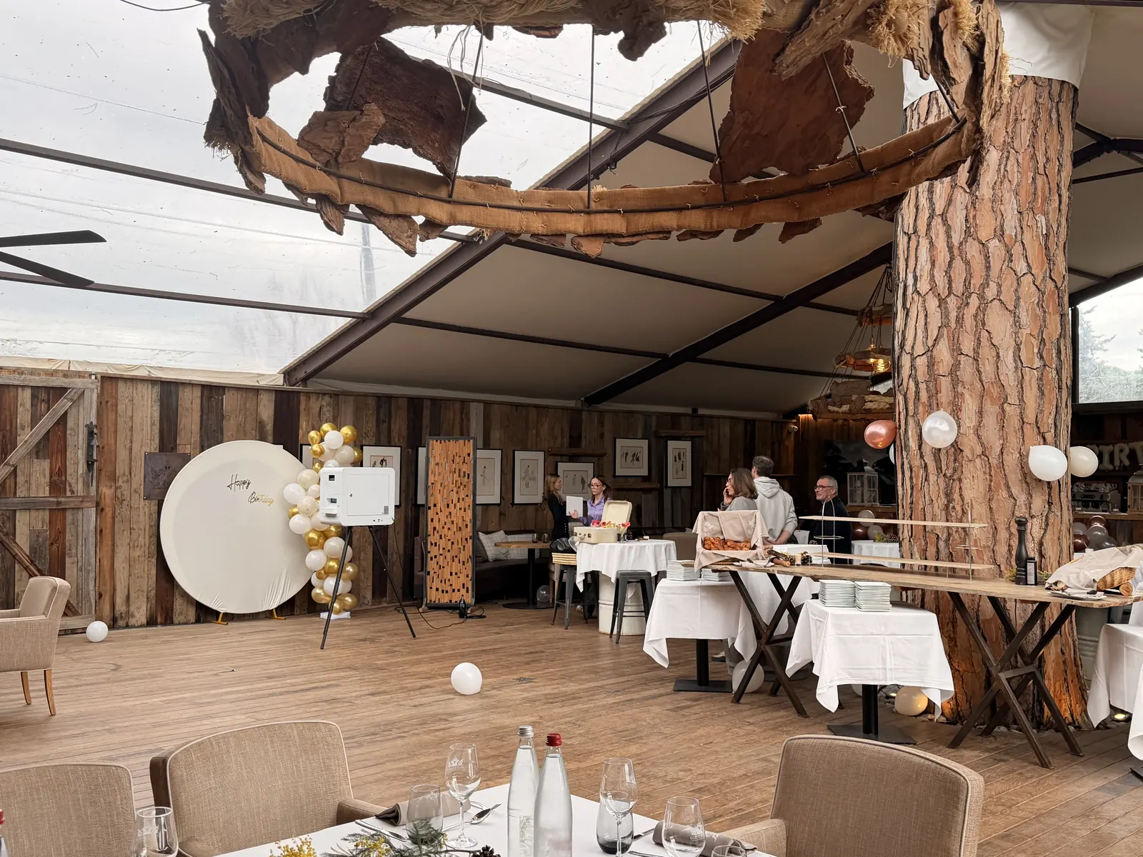 Photobooth EGC Events installé dans une salle en bois pour un anniversaire
