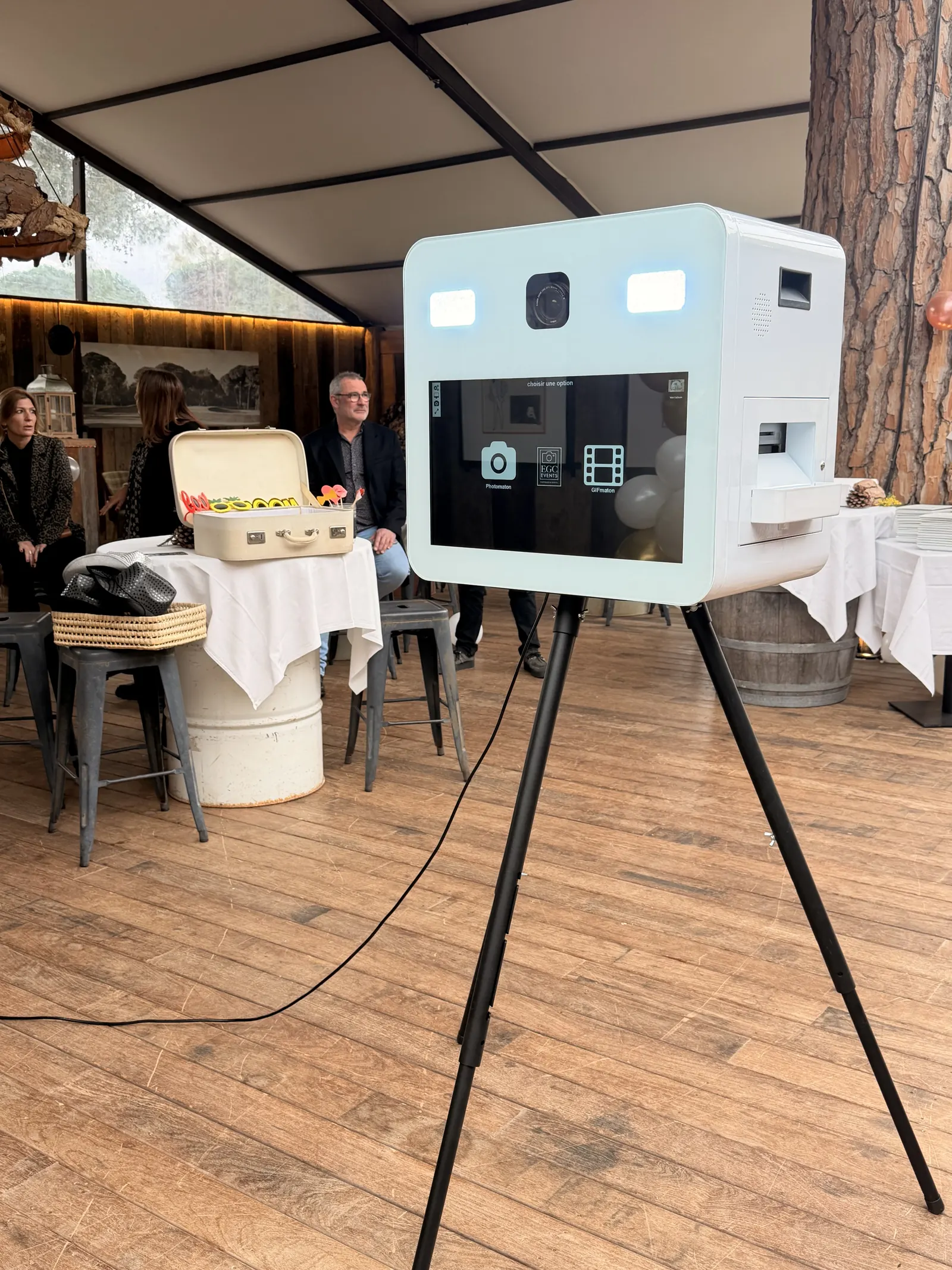 Photobooth EGC Events installé sous une tente en bois