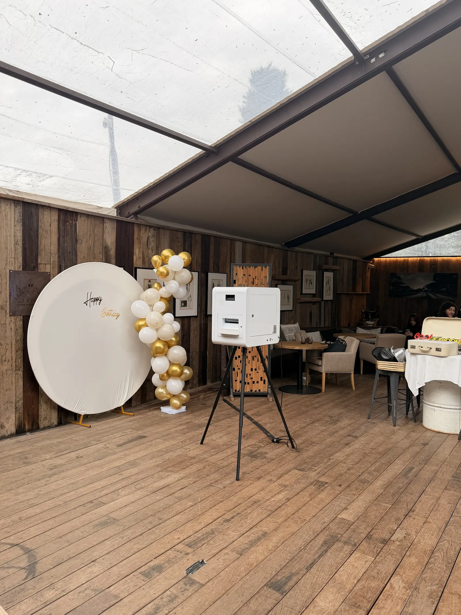 Fond rond doré et blanc du photobooth pour un anniversaire