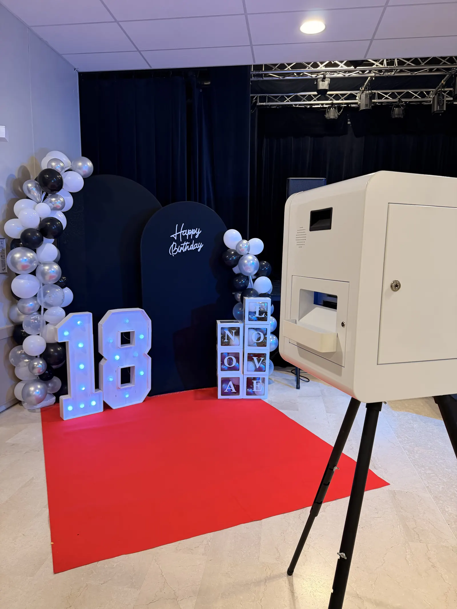 Photobooth EGC Events pour un anniversaire de 18 ans, tapis rouge