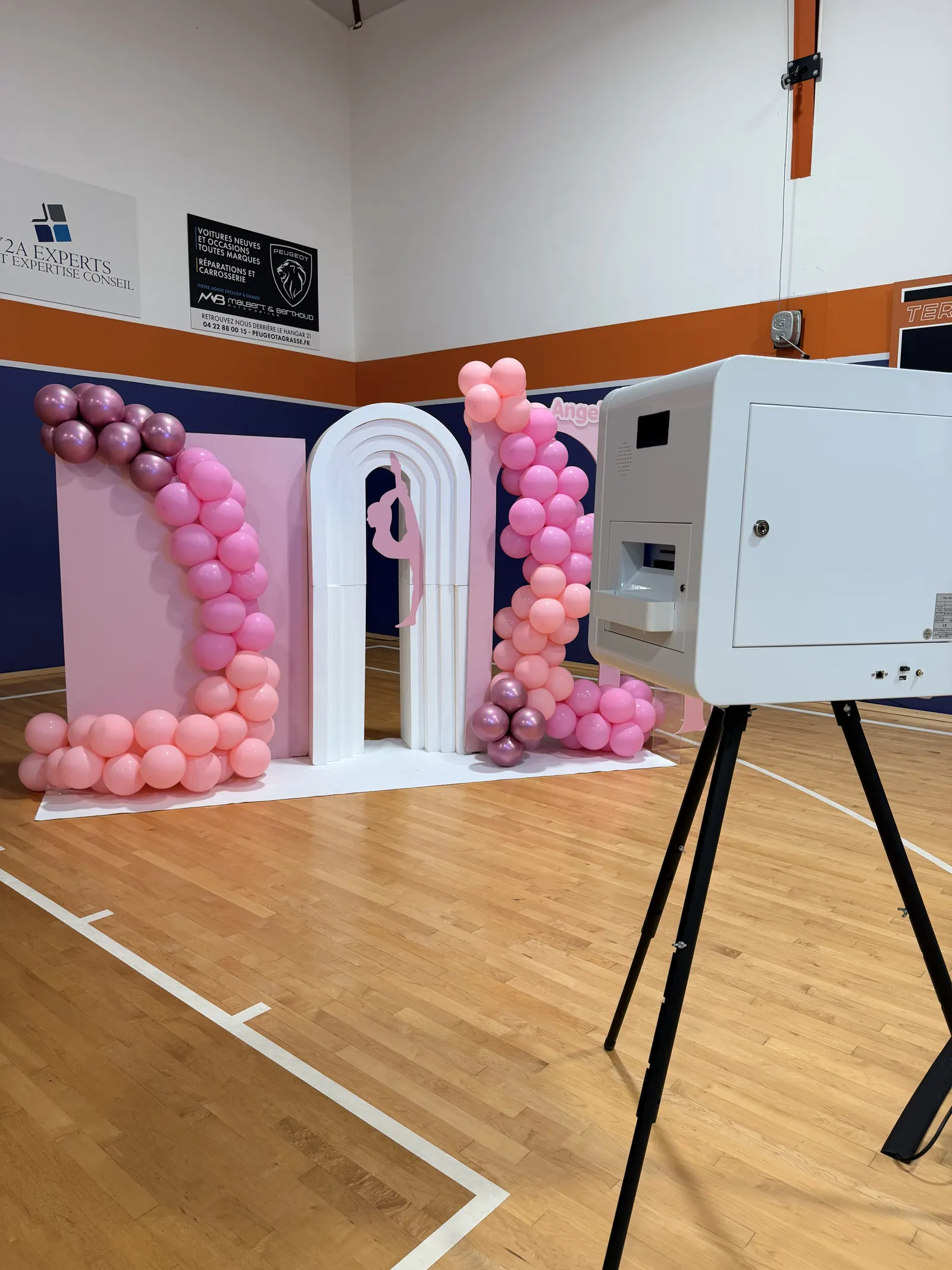 Photobooth EGC Events devant une arche rose dans un gymnase