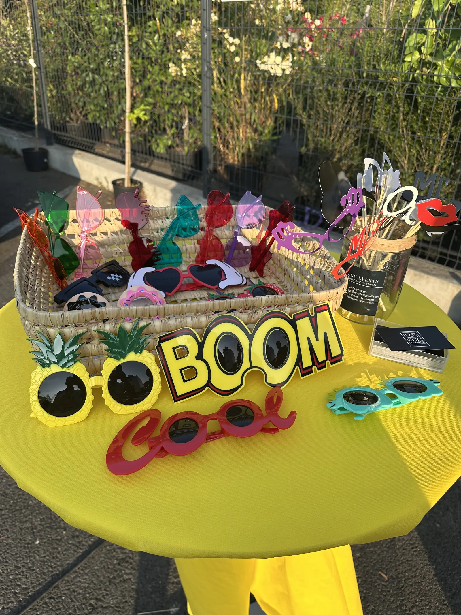 Panier d'accessoires et lunettes fun pour le photobooth
