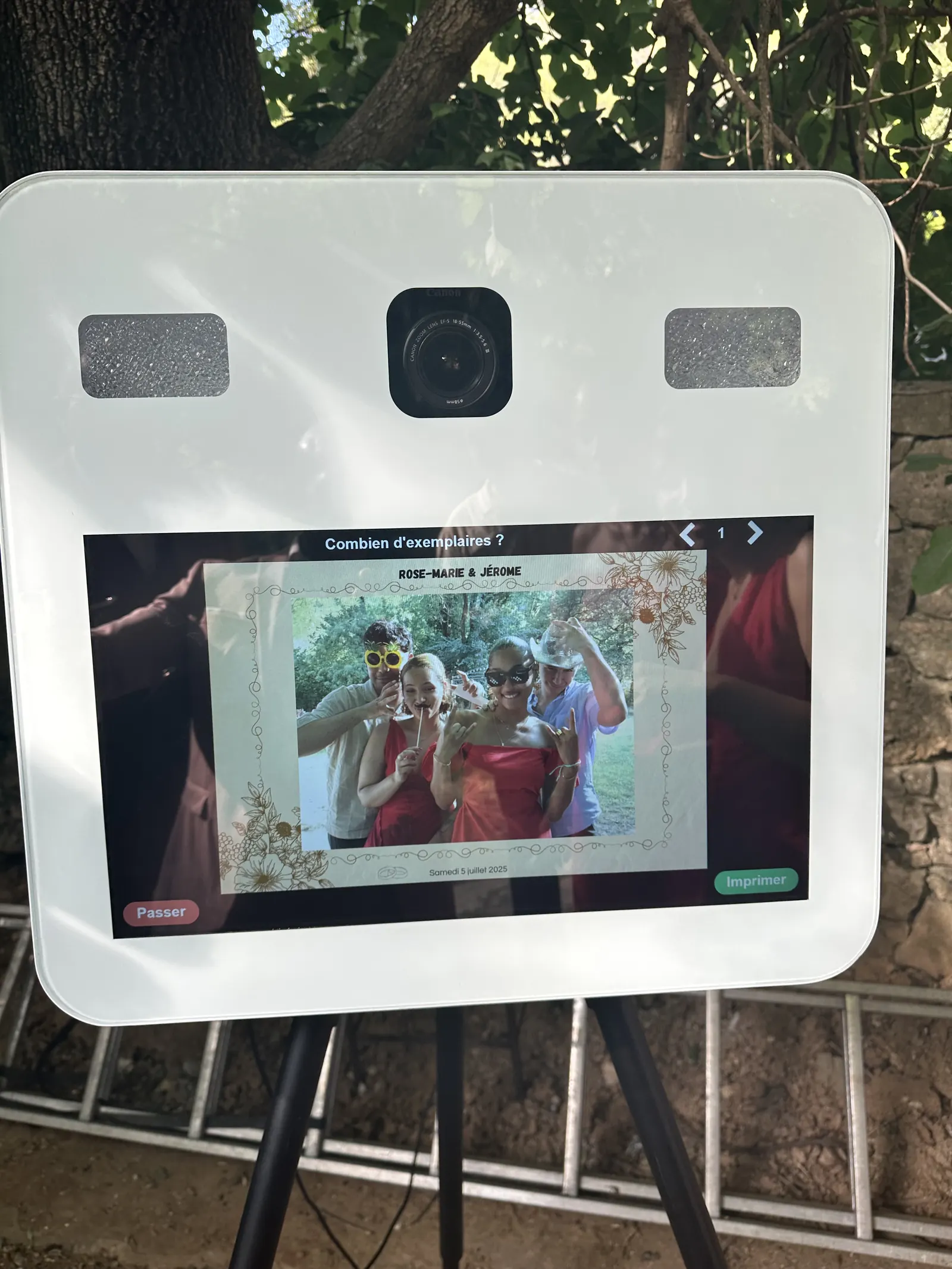 Écran du photobooth affichant un tirage photo de mariage personnalisé