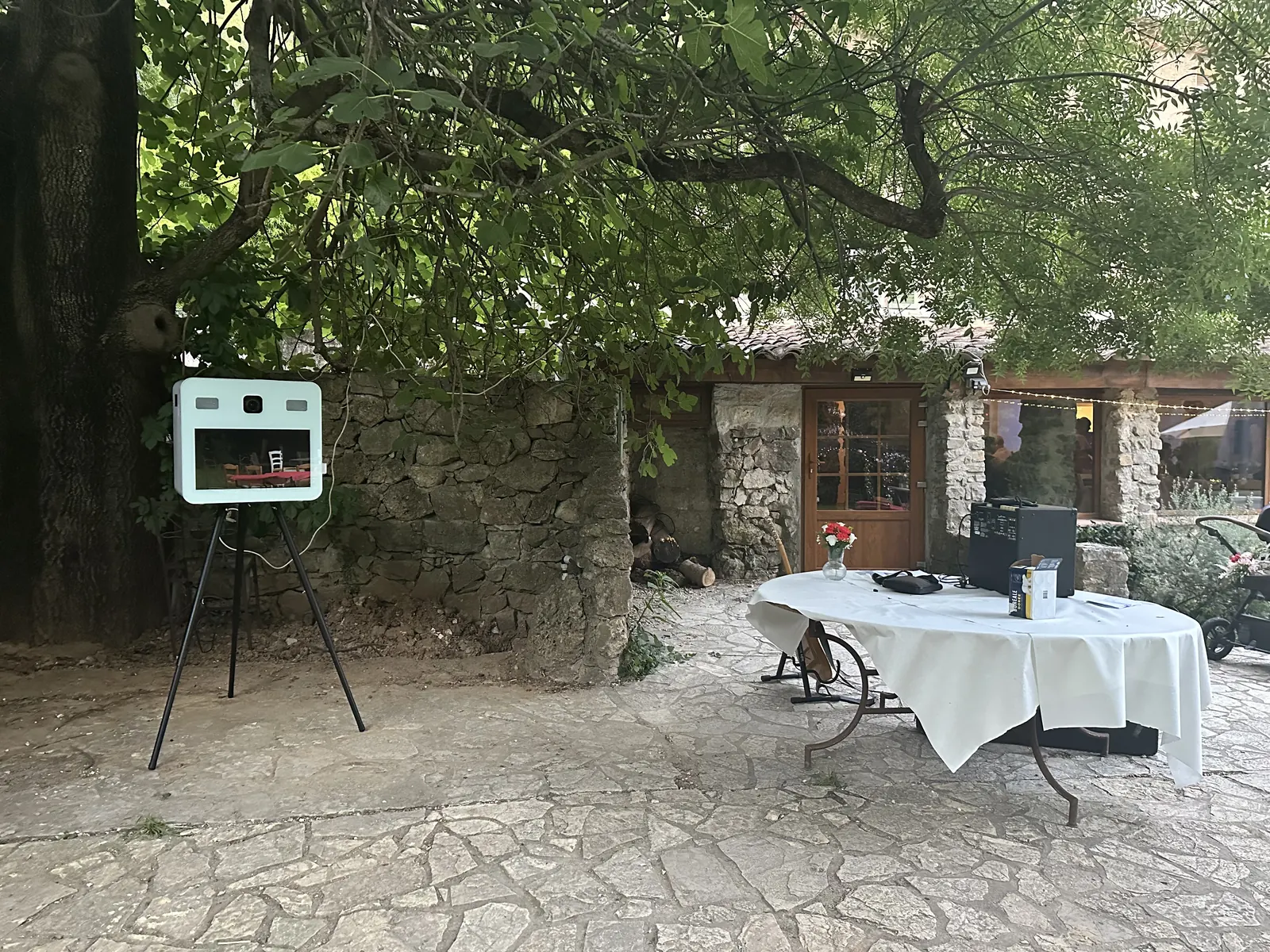 Photobooth EGC Events installé sur une terrasse en pierre le soir