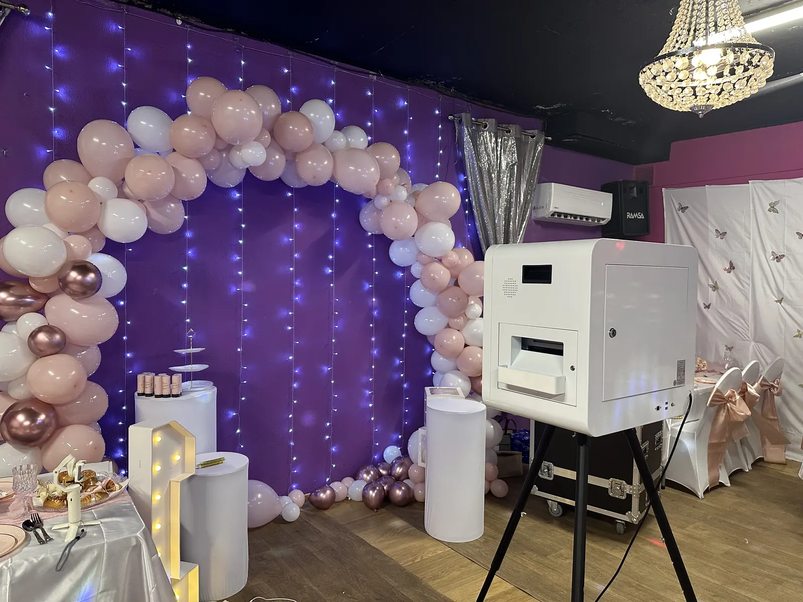 Photobooth EGC Events dans une salle décorée de ballons violets