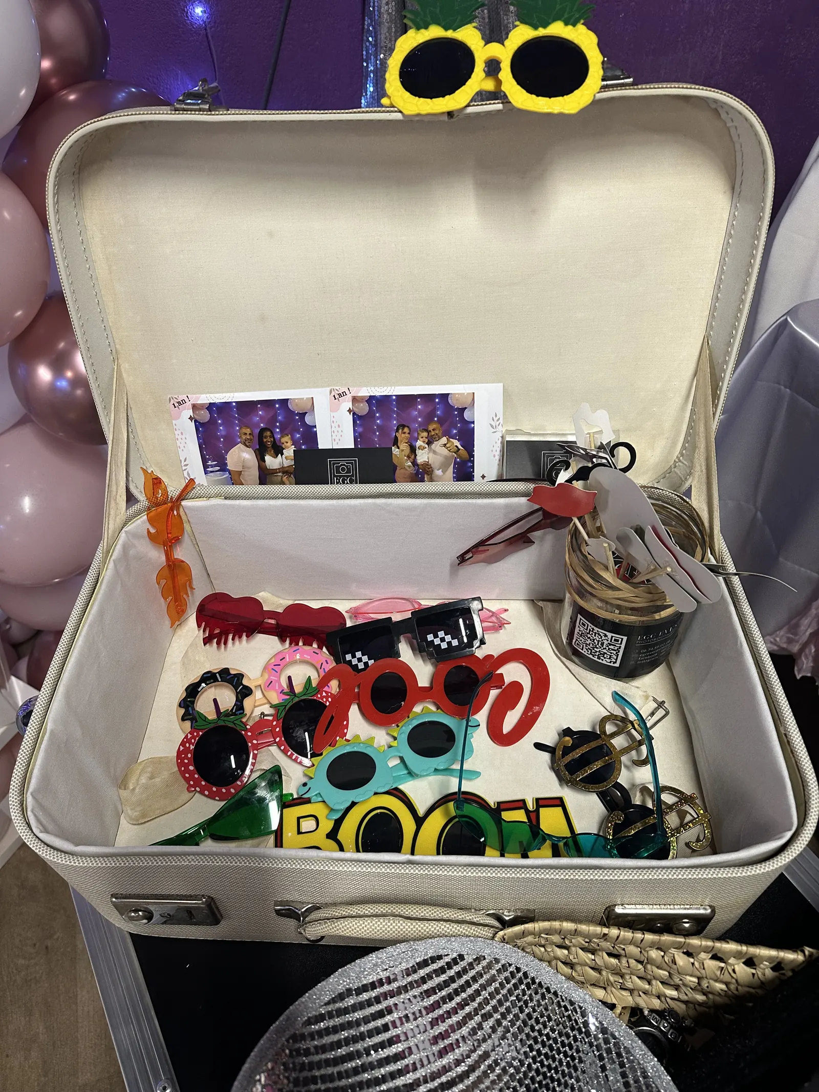 Valise vintage contenant les accessoires et tirages du photobooth