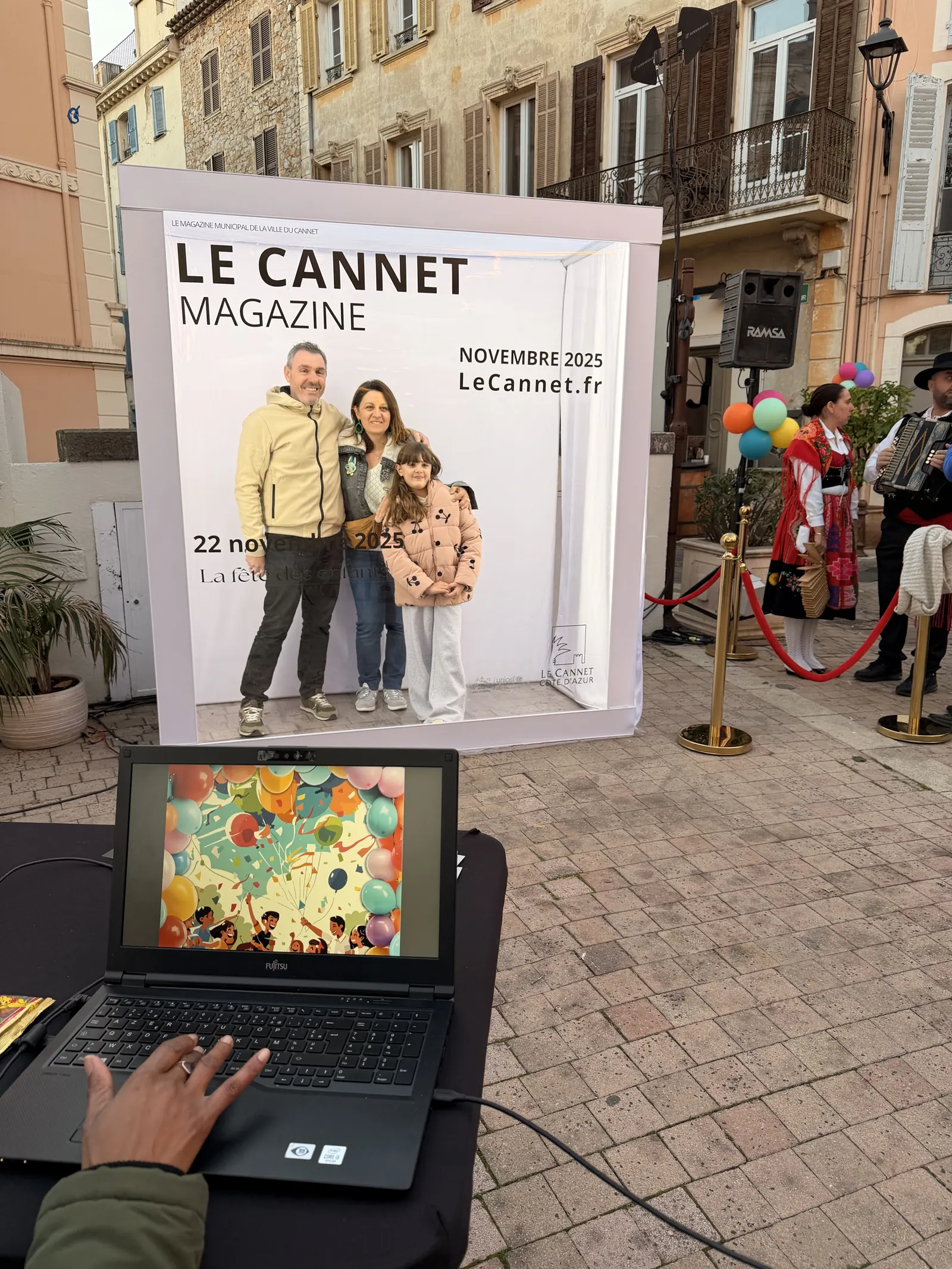 Photobooth EGC Events avec fond Le Cannet Magazine, famille et écran de configuration