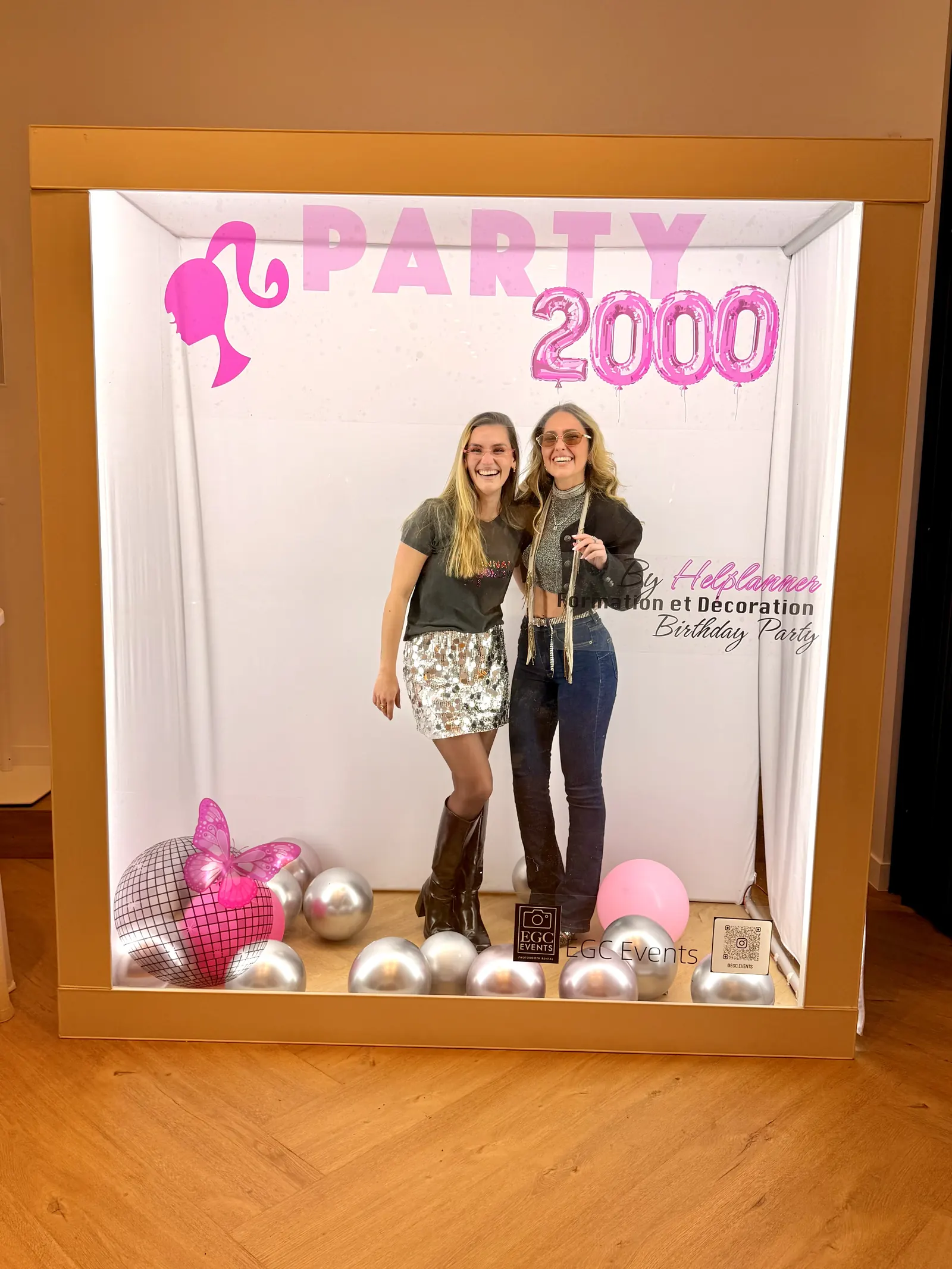 Photobooth EGC Events fond Party 2000 avec deux invitées