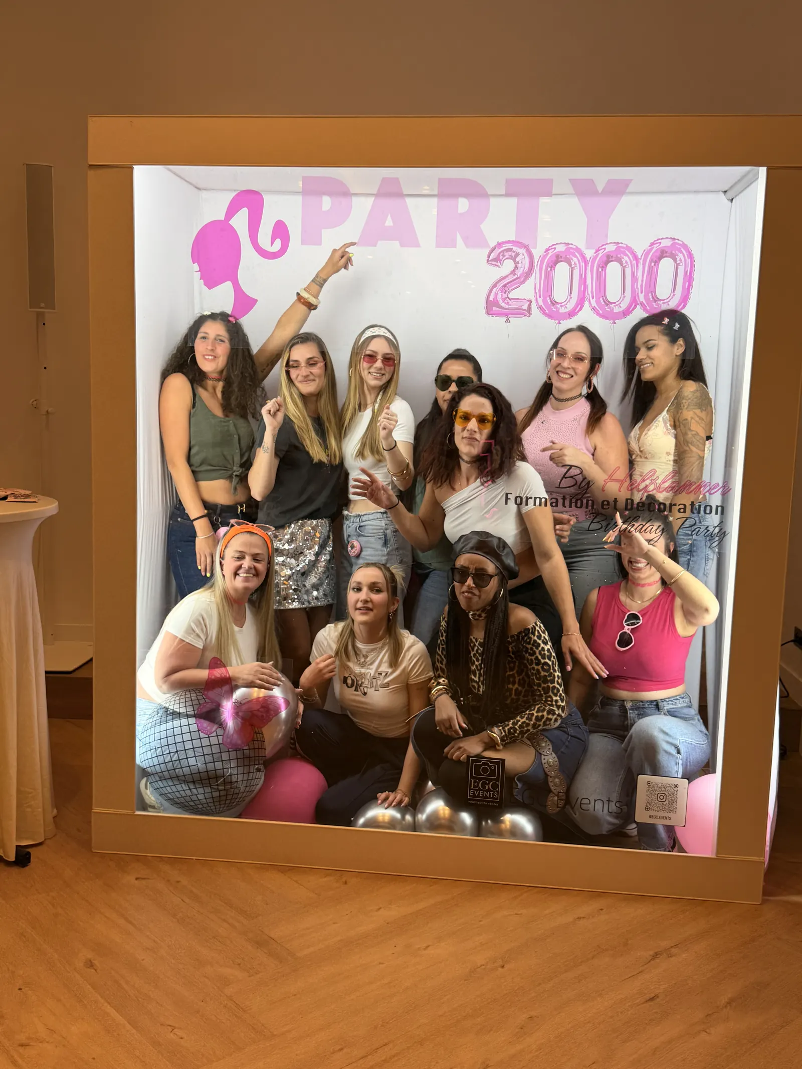 Photobooth EGC Events fond Party 2000 avec un groupe d'invités