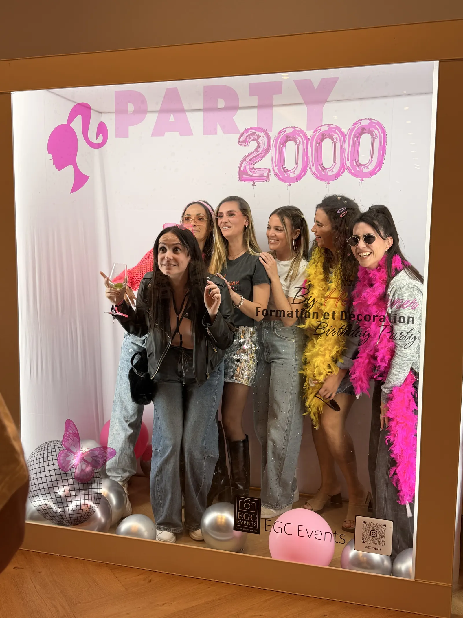 Photobooth EGC Events fond Party 2000, invités costumés