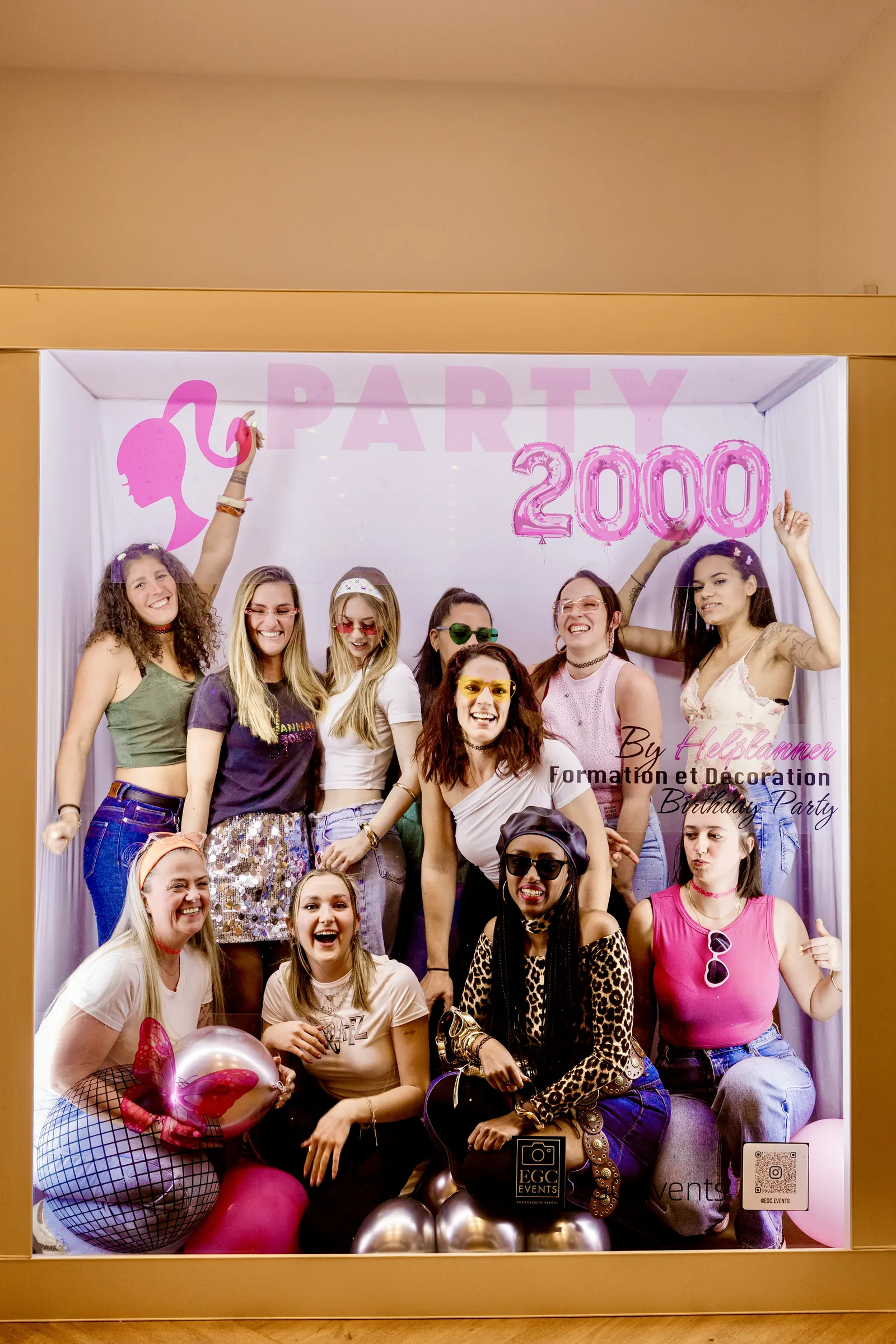 Photobooth EGC Events fond Party 2000 lors d'une soirée d'anniversaire