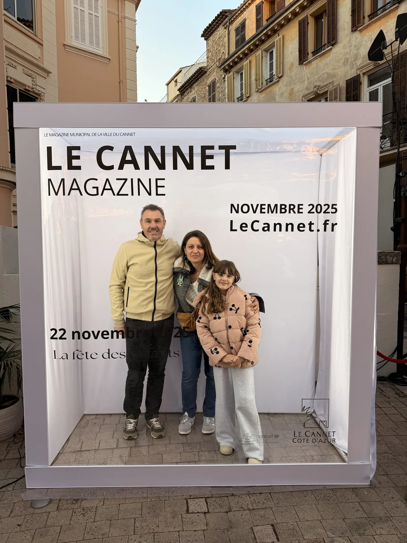 Photobooth EGC Events fond Le Cannet Magazine avec une famille