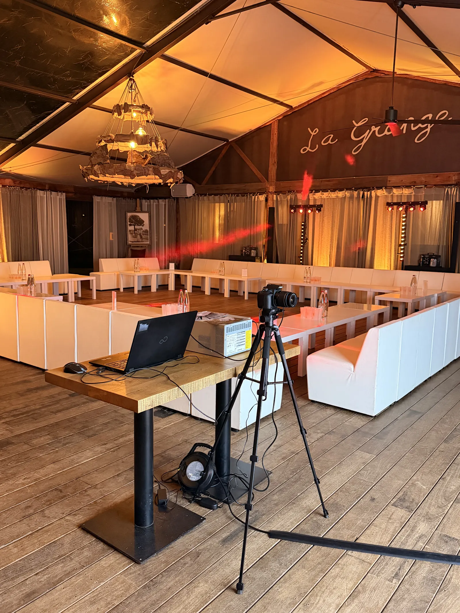 Installation du matériel du photobooth EGC Events dans une salle de réception