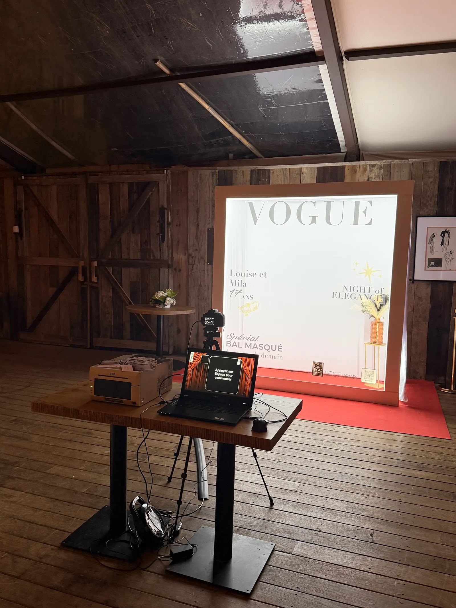 Écran d'accueil du photobooth EGC Events devant un fond Vogue